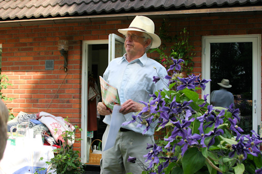Jan Lindmark welcoming the Society to his garden, 2007&copy;Ken Woolfenden