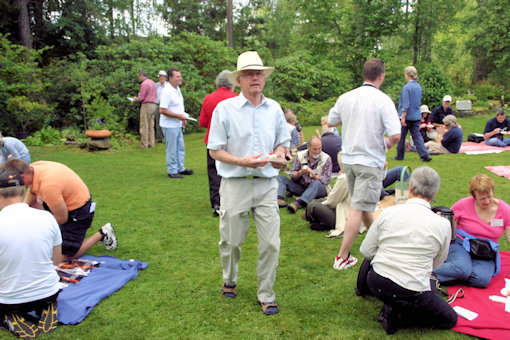 Picnic on the lawn in Jan Lindmark's garden, 2007&copy;Ken Woolfenden
