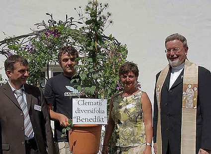 Unterliezheim 2007 - Clematis-Taufe durch Regionaldekan Monsignore Gottfried Fellner&copy;H.Weihrauch